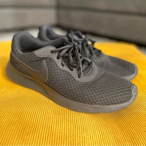 Women’s 10 Nike Tanjun Black Sneaker Shoes All Black